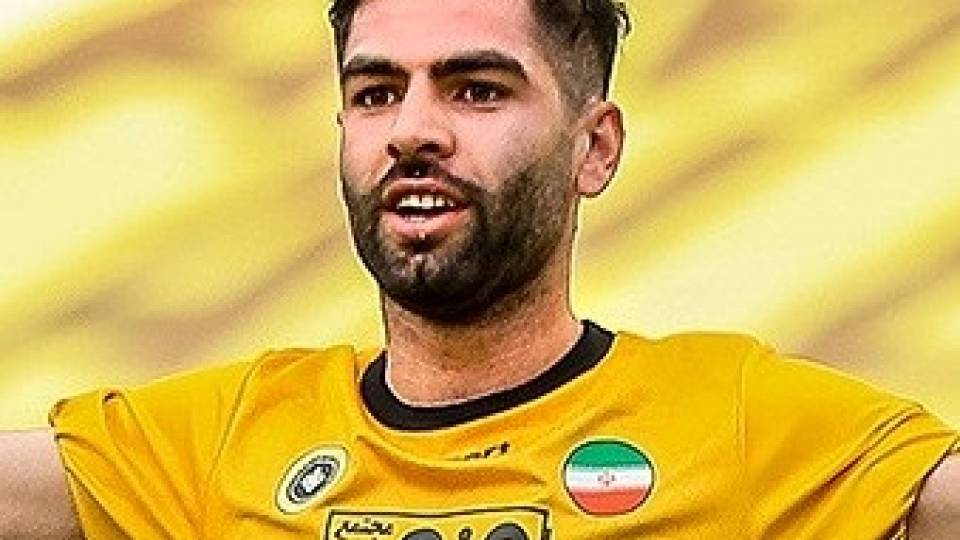 yasin_salmani_playing_for_sepahan_in_2021_cropped