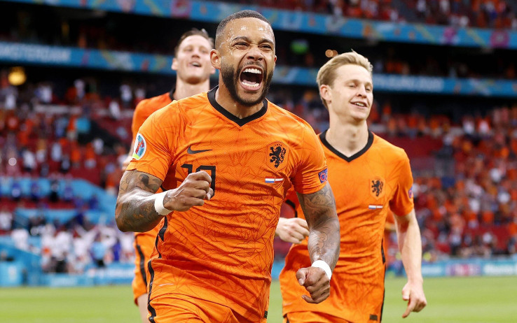 Nel mondo di Depay tra guizzi, bravate e tatuaggi. La storia di un ribelle del pallone pronto a incantare l’Italia