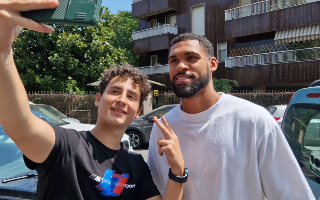 Tra vecchi amici, saluti “militari” e sorrisi: Milan, ecco Loftus-Cheek.